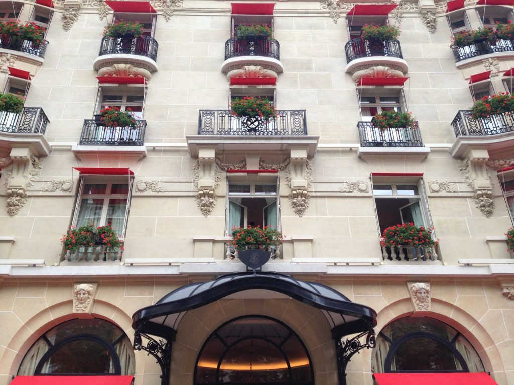 Façade estivale du PLaza Athénée