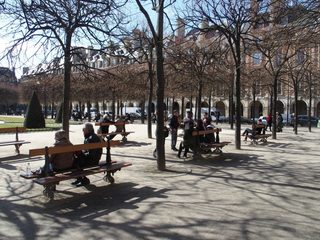 Sur un banc, au soleil