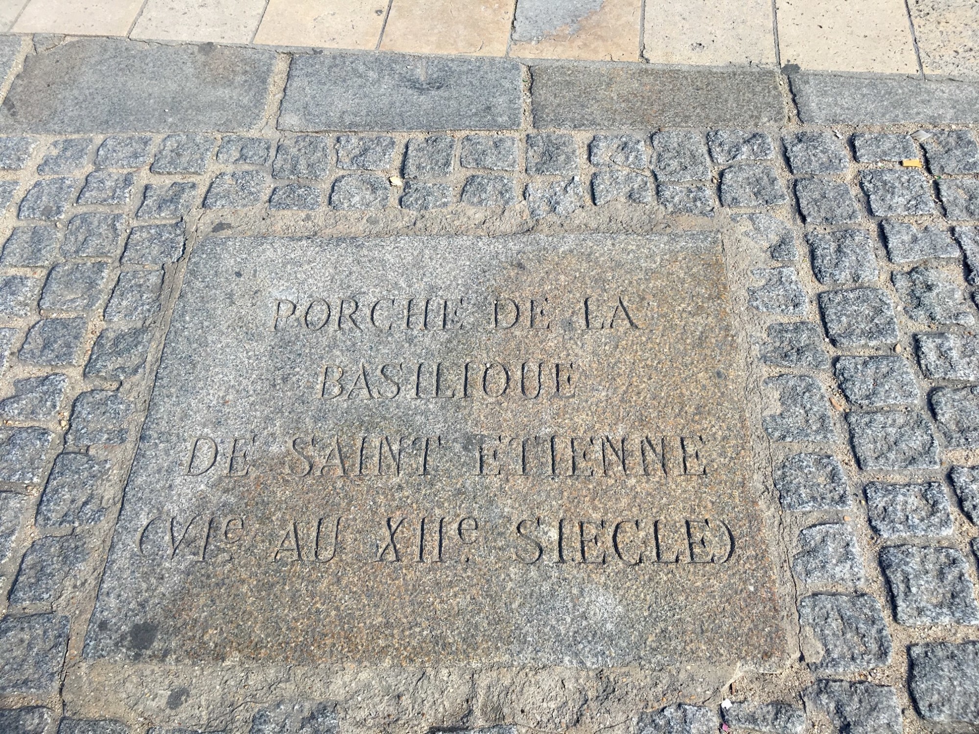 Cathédrale Saint-Etienne - emplacement sur le parvis de Notre-Dame de Paris